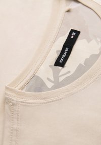Unselected, beige