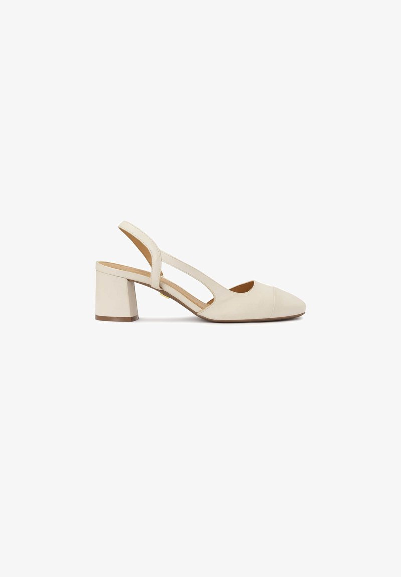 Sandale bej cu toc slingback, cu vârf patratu, toc mic bloc și design cu decupaje laterale. Confectionate dintr-un material sintetic neted, cu o branț texturat.