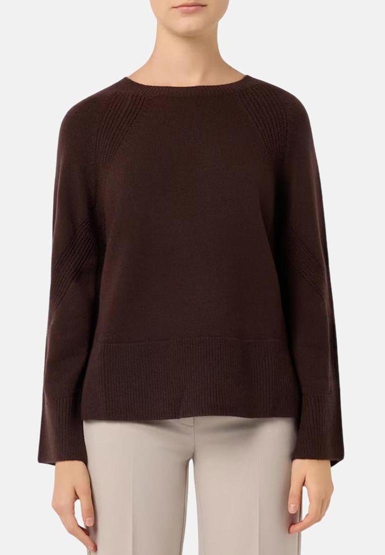Maglione marrone a maglia con scollatura a girocollo, spalle scese e polsini a costine; presenta un motivo testurizzato lungo le spalle.