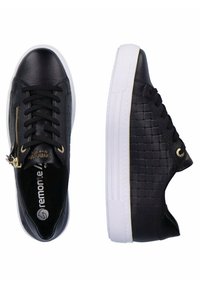 Czarne skórzane trampki o teksturowanej powierzchni, z detalami w postaci złotego zamka błyskawicznego, czarnymi sznurówkami i białą gumową podeszwą.