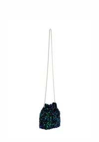 Mini borsa nera scintillante con paillettes e parte superiore arricciata, dotata di una tracolla in catena argentata. Presenta sfumature iridescenti di blu e verde.