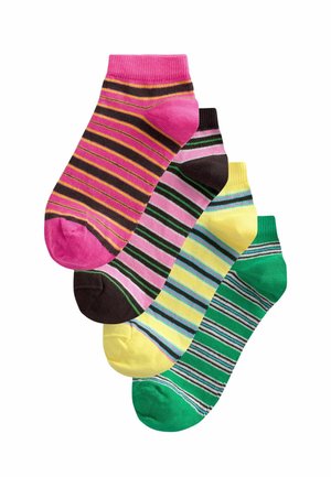 Vier Paar Knöchelsocken mit horizontalen Streifen in Pink, Schwarz, Gelb, Grün und Blau, übereinander gestapelt auf weißem Hintergrund.