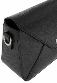 Czarna skórzana kopertówka o fakturowanej powierzchni, kanciastym designie i srebrnym akcentem w postaci metalowego pierścienia. Posiada zapięcie na klapę.