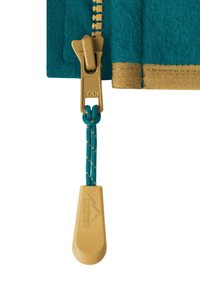 Türkisfarbener Stoff mit einem goldenen Reißverschluss, der mit "YKK" gekennzeichnet ist, versehen mit einer türkisfarbenen Schnur mit gelben Akzenten und einem logogestempelten Ziehband für einen sicheren Halt.