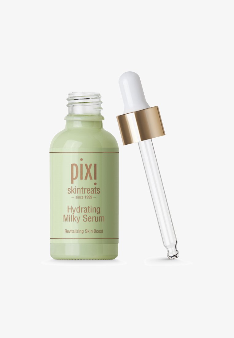 Vihreä lasipullo, jossa on kultainen ja valkoinen pipettiläppä. Etiketissä lukee "Pixi Skintreats Hydrating Milky Serum." Suoraviivainen muotoilu, yksinkertainen design.