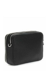 Zwart leren etui met ritssluiting en een gestructureerd oppervlak, voorzien van zilverkleurige hardware en een rechthoekige vorm. Twee zichtbare ritssluitingsvakken.