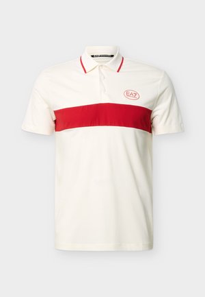 Balta īsroku polo krekls ar sarkanu horizontālu svītru pāri krūtīm un sarkanu apdari apkaklē, ar EA7 Emporio Armani logo kreisajā krūšu daļā.