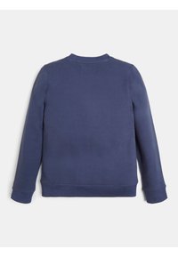 Marineblaues Sweatshirt mit rundem Halsausschnitt, langen Ärmeln und gerippten Bündchen. Glatte Textur mit minimalen Nahtdetails auf der Rückseite.