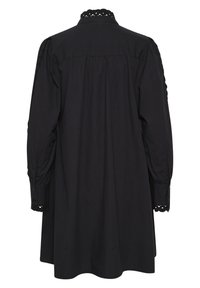 Czarna sukienka z guzikiem na całej długości, z falbaniastym kołnierzykiem, długimi, bufiastymi rękawami, plisowanym tyłem oraz ozdobnymi koronkowymi wykończeniami na mankietach.