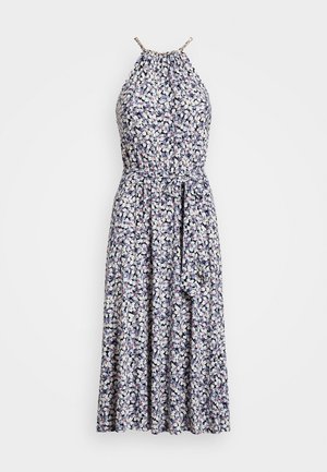 Robe maxi florale avec col halter, en tissu bleu marine, motif floral blanc et coloré, bretelles ajustables et ceinture à nouer.