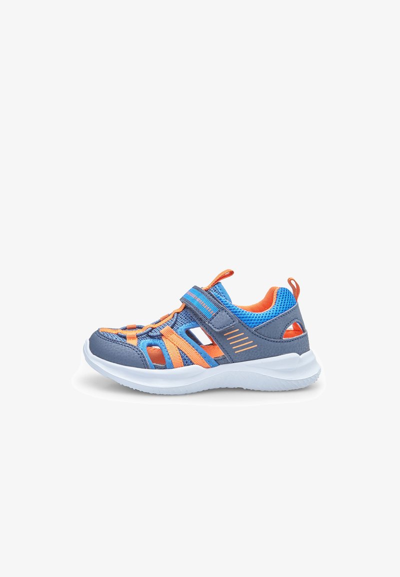 Sportliche Schuhe mit einem blauen und orangefarbenen Design, netzartigen Einsätzen, Riemenverschluss und einer weißen Gummisohle für Komfort und Belüftung.