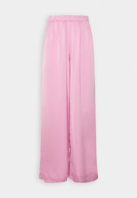 Pantalons larges en satin rose ample avec taille élastique et poches latérales sur un fond blanc uni.