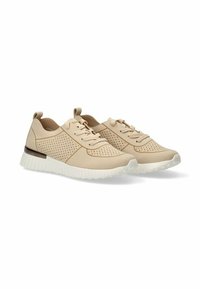 Zapatillas deportivas beiges con diseño perforado, parte delantera con cordones y suela de goma blanca texturizada. Presenta un sutil acento negro en el talón.