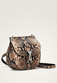 Rund crossbody taske i faux slangeprint med en overvejende tan og brun farveskala, sølvhardware og magnetisk flaplukning.