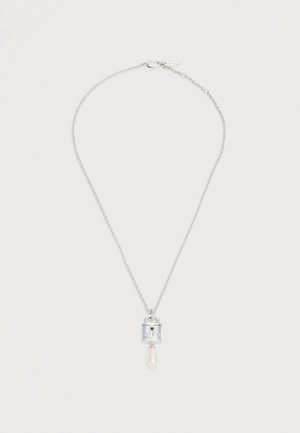 Hõbedane kett kaelakee väikese silindrikujulise luku ripatsiga ja ühe tilgakujulise valge pärliga, mis ripub allpool.