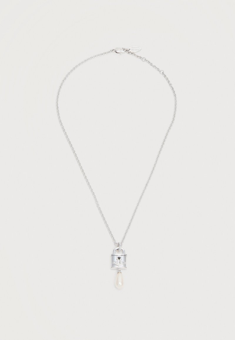 Ασημένιο κολιέ με μικρό κυλινδρικό λουκέτο ως μενταγιόν και ένα μονό σταγόνα λευκό μαργαριτάρι να κρέμεται από κάτω.