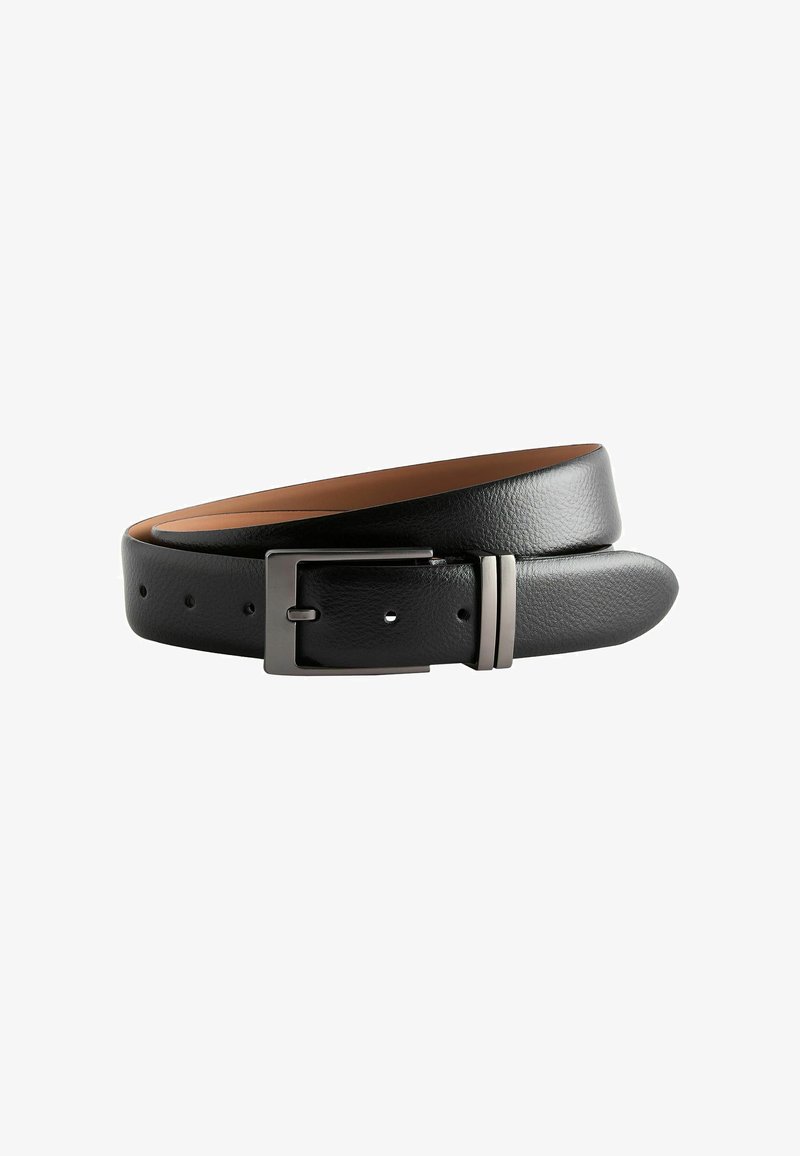 Ceinture en cuir noir avec une finition texturée, dotée d'une boucle en métal argenté et de deux accents argentés. Doublure intérieure lisse, cinq trous pour l'ajustement.