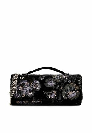 Zwarte fluwelen clutch met zilveren en zwarte bloemenpailletten, een bovengreep, zilveren kettingriem en een driehoekige Guess-logoplaat op de voorflap.