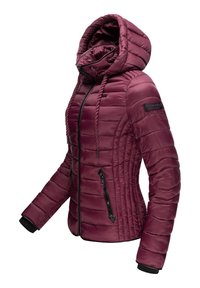 Bordo puffer jakna s kapuljačom, kviltani dizajn, džepovi sa patentnim zatvaračem i crnim detaljima. Ima rebraste manžete i uski kroj.