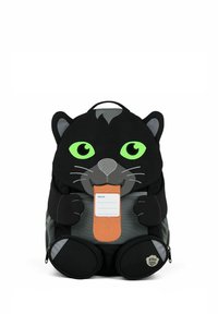 Schwarzer katzenförmiger Rucksack mit großen grünen Augen, grauer Nase, aufgenähten Schnurrhaaren und einer orangefarbenen Zunge, die vorne ein Namensschild hält.