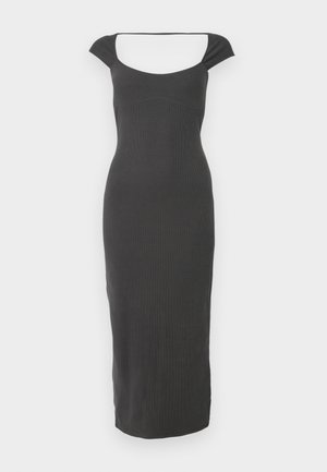 Rochie tricotată neagră, cu o croială în dantelă pătrată și mâneci scurte tip capac. Designul este aderent și se extinde până la glezne.