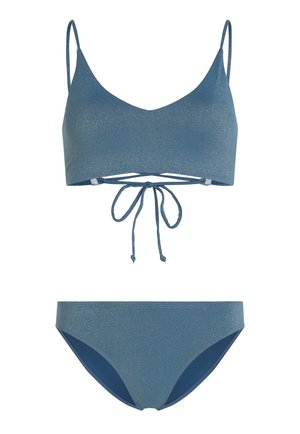 Conjunto de bikini azul brillante que incluye un top tipo bralette con tirantes ajustables y un lazo en el frente, acompañado de unas braguitas de tiro bajo a juego.