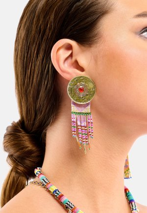 Goldene und rote Perlenohrringe mit rundem Oberteil, die mehrfarbige Fransen und gewebte Akzente an der Basis aufweisen.