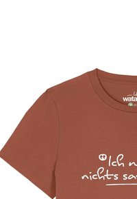 Roestkleurig T-shirt met korte mouwen en een ronde hals. Bevat witte tekst in een informele lettertype. Zachte, gladde stofstructuur.