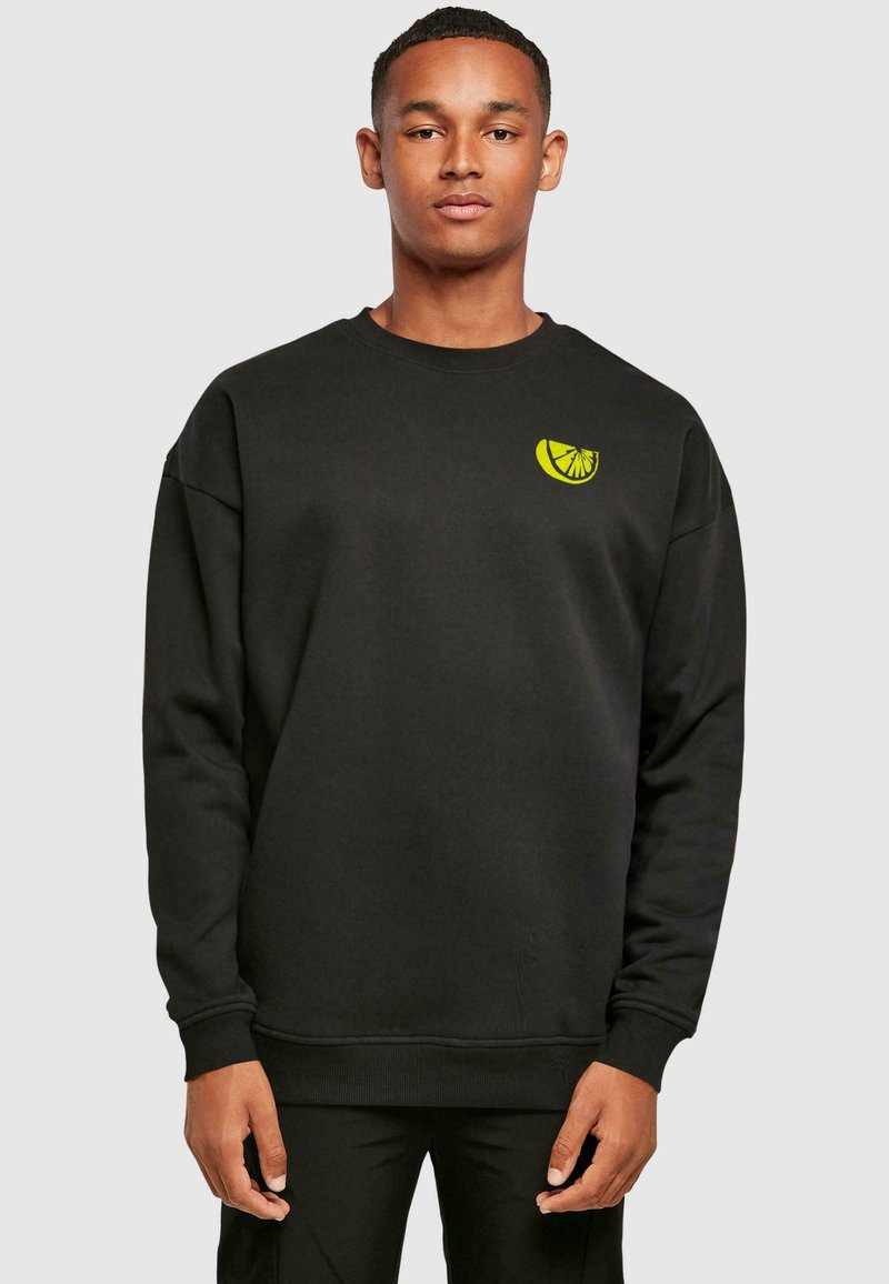 Schwarzes Sweatshirt mit Rundhalsausschnitt, versehen mit einem gelben Zitronenscheiben-Logo auf der linken Brust. Hergestellt aus einem weichen Stoff mit lockerer Passform.