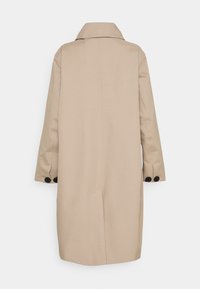 Trench-coat beige à coupe droite, grand col et détails de poignets boutonnés. Tissu lisse avec une texture minimale et sans motifs visibles.