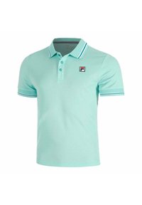 Polo shirt azzurro chiaro realizzato in morbido cotone. Presenta una chiusura a tre bottoni, dettagli a strisce di contrasto sul colletto e sulle maniche, e una toppa con logo.