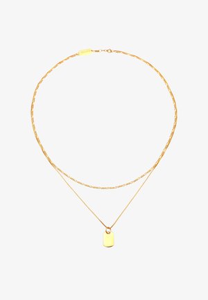 Collier superposé en ton or avec une chaîne texturée et un pendentif en forme de tag rectangulaire lisse, mettant en avant une finition polie et un design épuré.