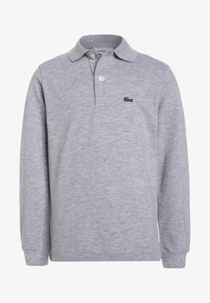 Polo de manga larga gris claro con cuello, dos botones delanteros y pequeño logo verde de cocodrilo en el pecho izquierdo.