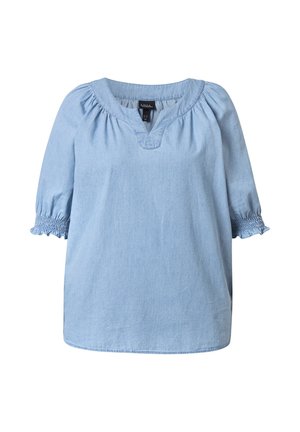 Blusa donna azzurro chiaro con maniche raccolte a tre quarti e ampia scollatura rotonda con una piccola tacca a V.