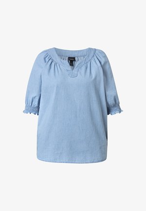 Lyseblå damebluse med trekvartlange, rynkede ærmer og en bred rund halsudskæring med en lille V-formet udskæring.