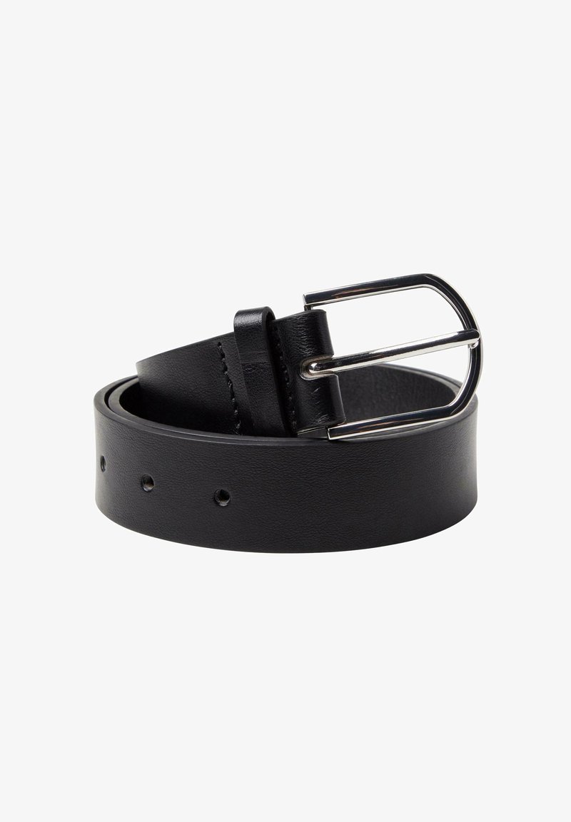 Sort læderbælte med en glat tekstur, der har en sølvmetalspænde og flere justeringshuller langs stroppen.