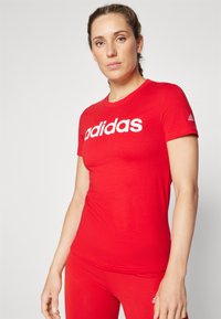 adidas Sportswear W LIN T - Triko s potiskem - better scarlet