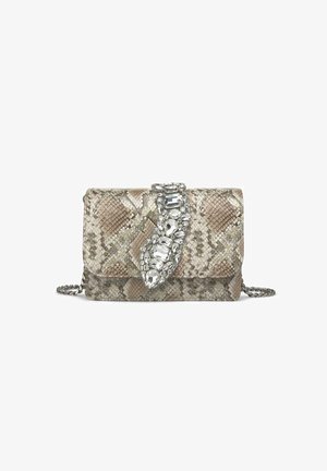 Bolso de mano de estampado de serpiente en tonos beige y gris con un adorno decorativo de cristal en la solapa y una correa de cadena para el hombro.