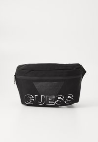 Fekete övtáska sima textúrával, cipzárral, és nagy fehér "GUESS" logóval. Az egyik oldalán háromszög alakú dizájn található a kontraszt érdekében.