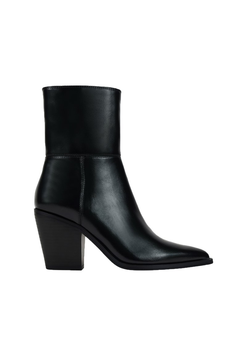 Botín negro de cuero hasta el tobillo con puntera afilada, parte superior estructurada y tacón cuadrado, que presenta una textura suave y mínimos detalles de costura.