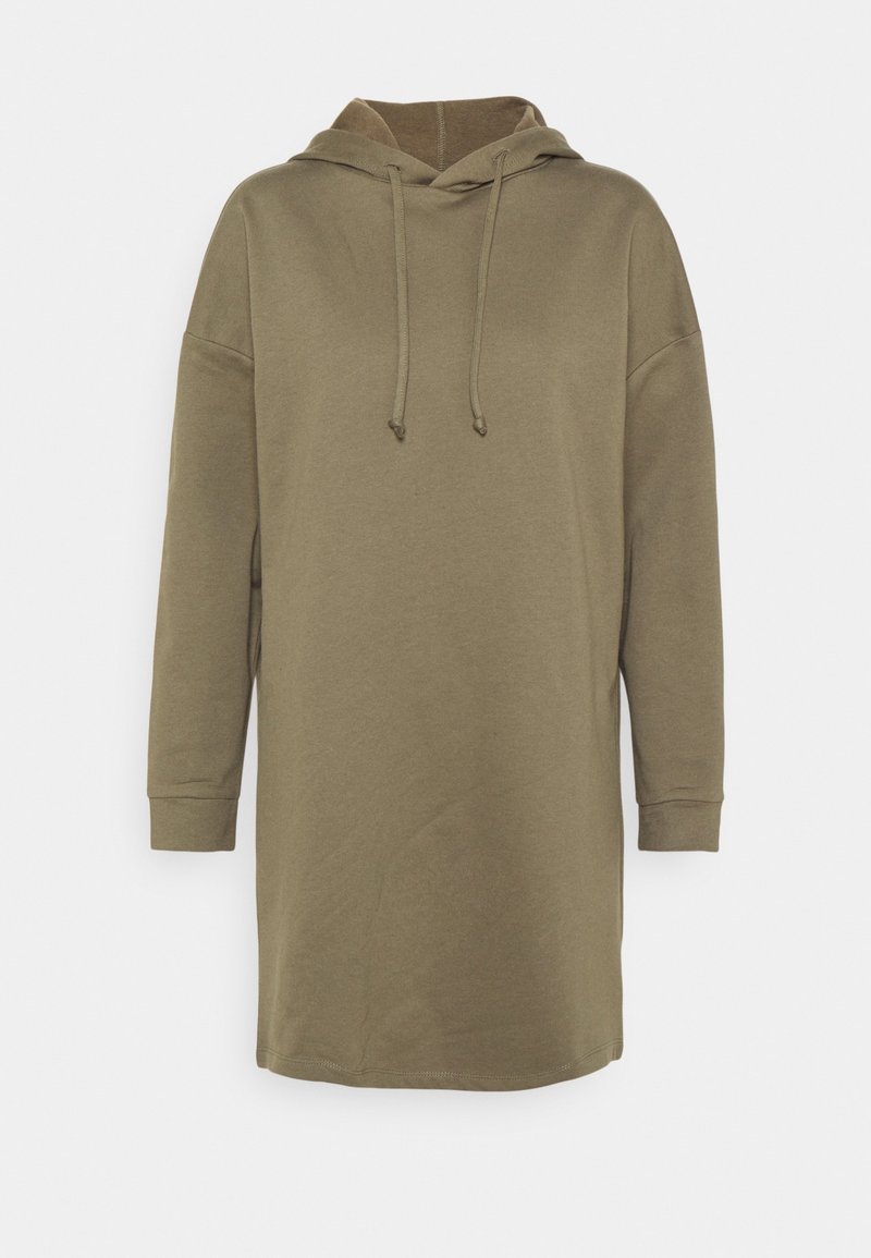 Robe sweat à capuche longue vert olive avec manches longues et cordon de serrage à la capuche sur fond blanc.