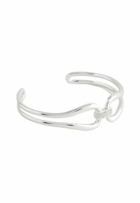 Bracciale in argento con un design curvo e intrecciato, caratterizzato da una sezione decorativa con piccole cristalli al centro. Texture liscia.