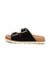 Sandalo in pelle scamosciata nera con due fibbie regolabili in argento, soletta beige morbida e suola in gomma chiara; presenta un design con bordo cucito.