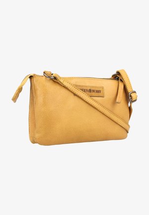 Borsa a tracolla gialla in pelle con superficie texturizzata, chiusura con zip e tracolla regolabile. Presenta un'etichetta con marchio su un lato.