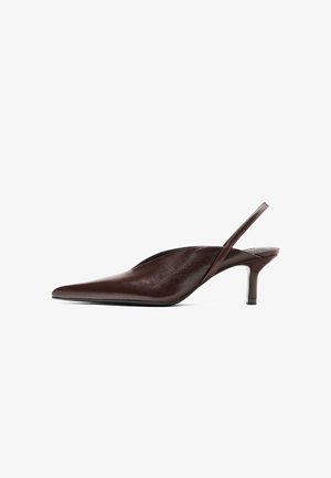 Bruine leren slingback pump met een spitse neus en een smalle hak, met een gladde textuur en minimale hardware.