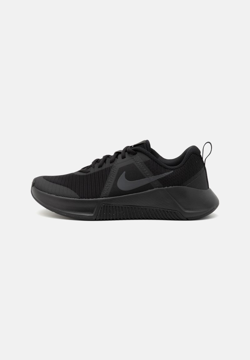 Schwarze Sportschuhe mit einem Obermaterial aus Mesh, gepolstertem Kragen und einer strukturierten Gummisohle. Das Design umfasst ein auffälliges Swoosh-Logo.
