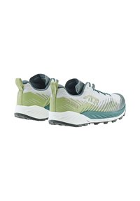 Scarpe da trail running con tomaia grigia e accenti verdi, lati testurizzati, suola bianca ammortizzata e suola esterna nera resistente.