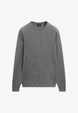 Grijze lange mouw trui gemaakt van zachte stof, met een ronde hals en geribbelde boorden, een rechte zoom en een minimalistisch ontwerp.