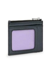 Billetera de cuero negra con monedero, ventana transparente para identificación morada, compartimento con cremallera y múltiples ranuras para tarjetas. Superficie texturizada.