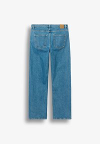 Jean en denim bleu à jambes droites vu de dos, avec deux poches arrière et un patch en cuir marron à la taille.
